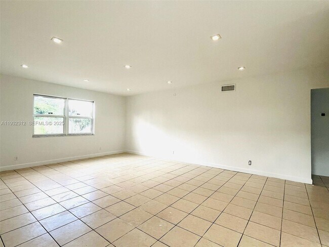 Building Photo - 608 SW 16th Ave