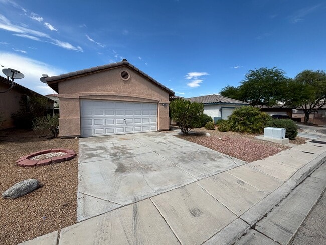 Building Photo - Beautiful 3Bed/2Bath Single Story Home loc...