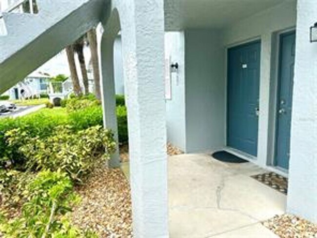 Building Photo - Ground Floor Condo 2/2  - Immediate Availability