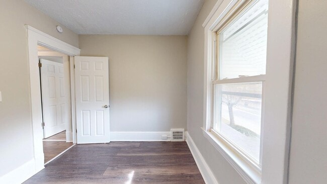 Building Photo - 5 bedroom/1 bath, Old Brooklyn