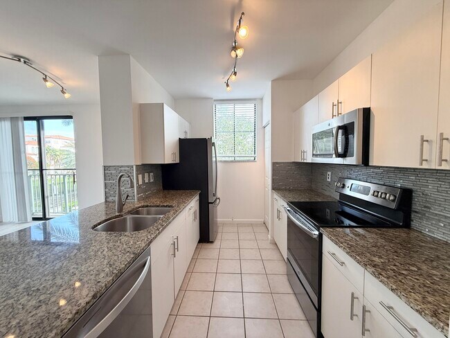 Building Photo - 630 S Sapodilla Ave