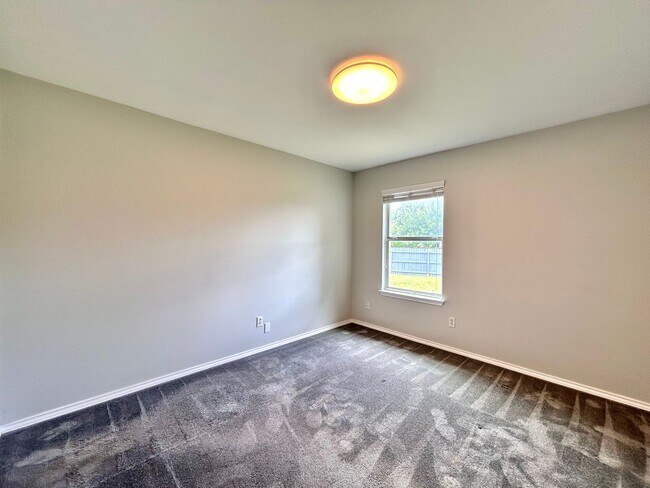 Building Photo - Spacious 4/BR 3/BA One-Level Home with Lar...