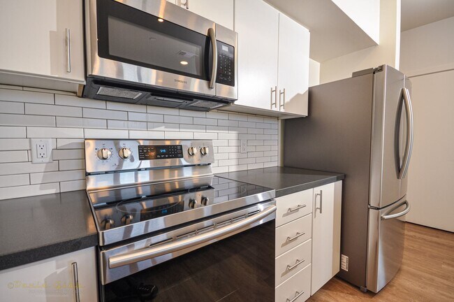 Building Photo - Pool-View Ground Floor Flat - Available Mid May