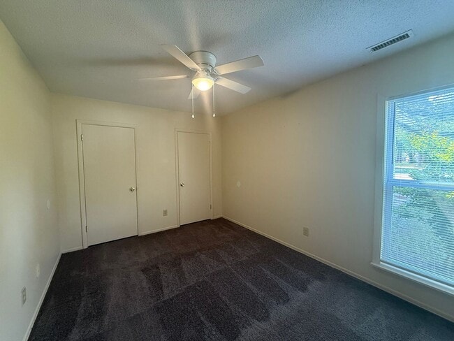 Building Photo - 2 bedroom, 1 bath Duplex