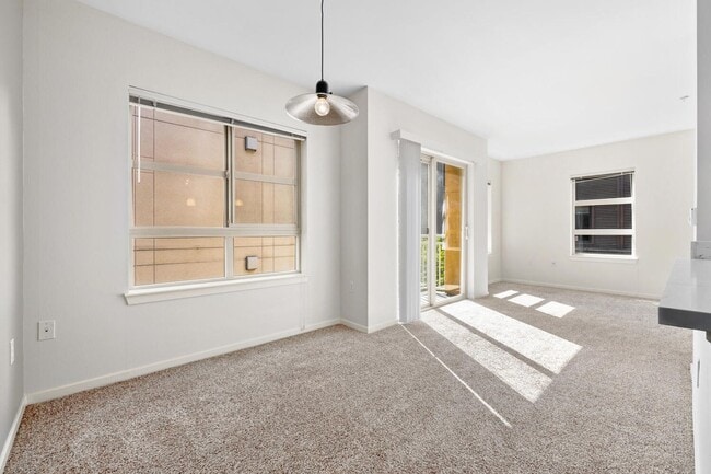 Building Photo - Beautiful 2 Bed 1.75 Bath Condo in Downtown Bellevue