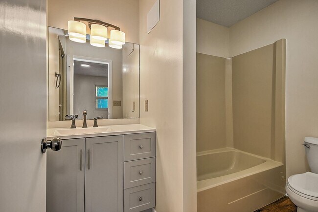 Building Photo - 501 Manor Dr