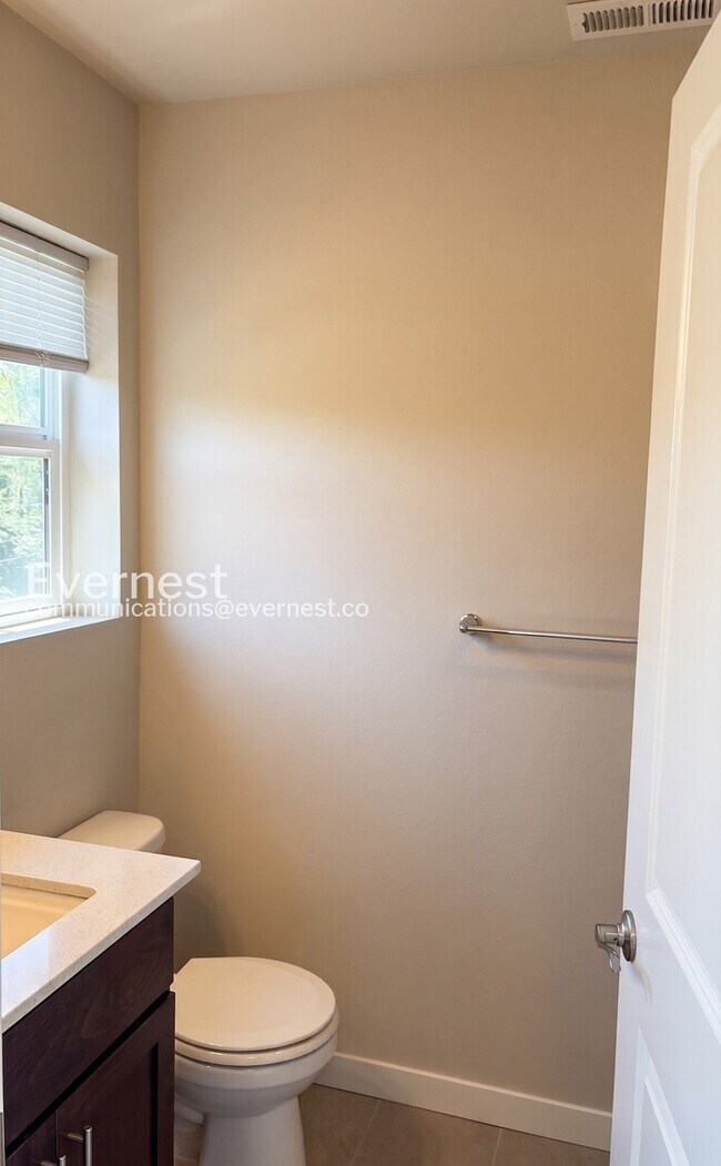 Building Photo - 2-Bed/2.5-Bath Townhome/Voucher Accepted