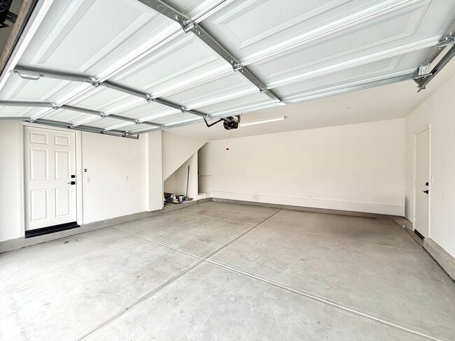 Building Photo - Move-In Ready 3 Bedroom 2.5 Bathroom Home with Loft, SOLAR & Modern Upgrades