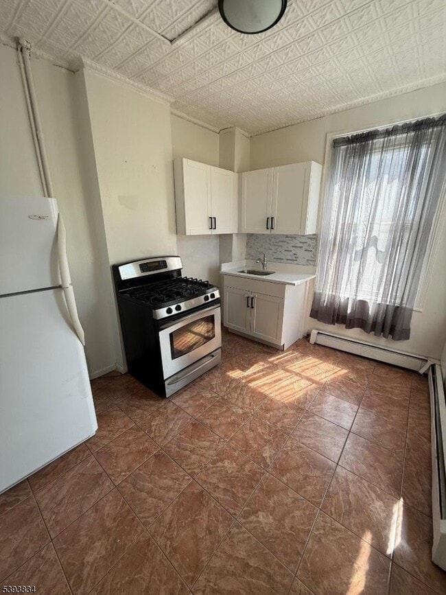 Building Photo - 61 Lake St