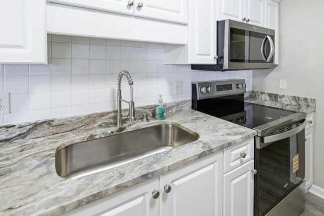 Building Photo - 2 Bedrooms 2 Bathrooms Condo