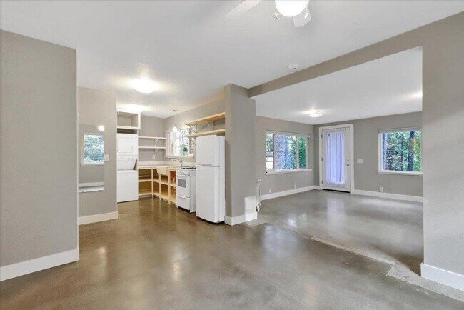 Building Photo - 301 Woodpecker Ln