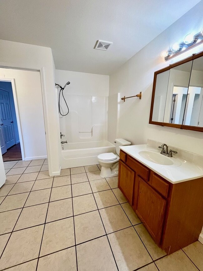 Building Photo - 2 Bed | 1.5 Bath | Duplex