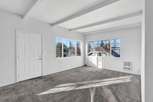 Building Photo - 1106-1112 NE 81st