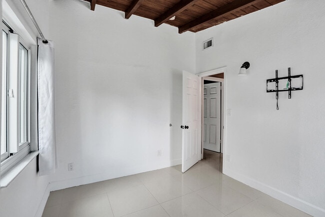 Building Photo - 4670 SW 25th Ave