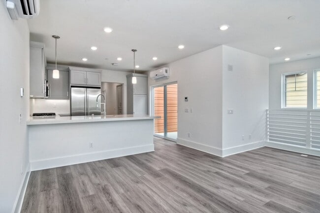 Building Photo - 3 Bedroom Townhome at Bayside Cove!