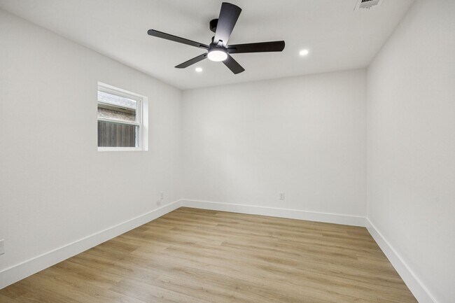 Building Photo - 3401 Valley View Ln