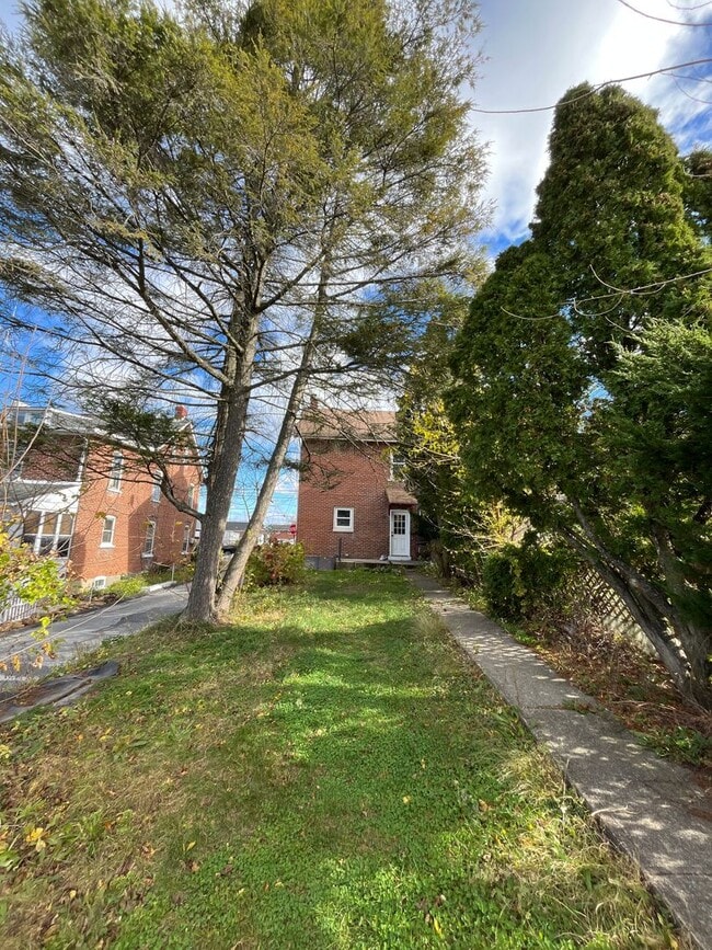 Building Photo - Beautifully remodeled single-family residence offers approximately 1,330 square feet of living sp...