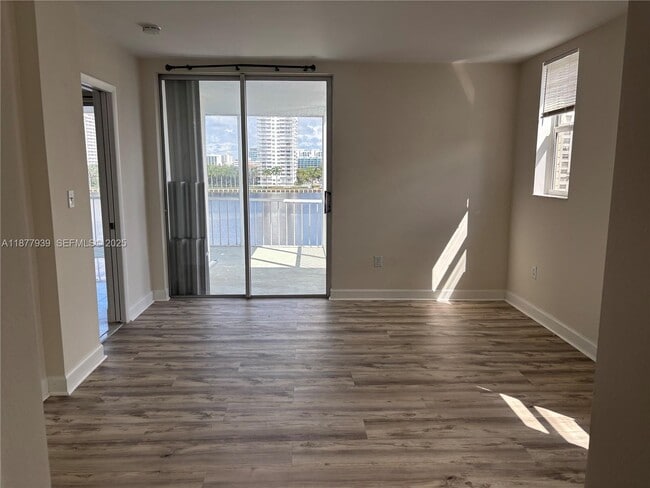 Building Photo - 2999 Point E Dr