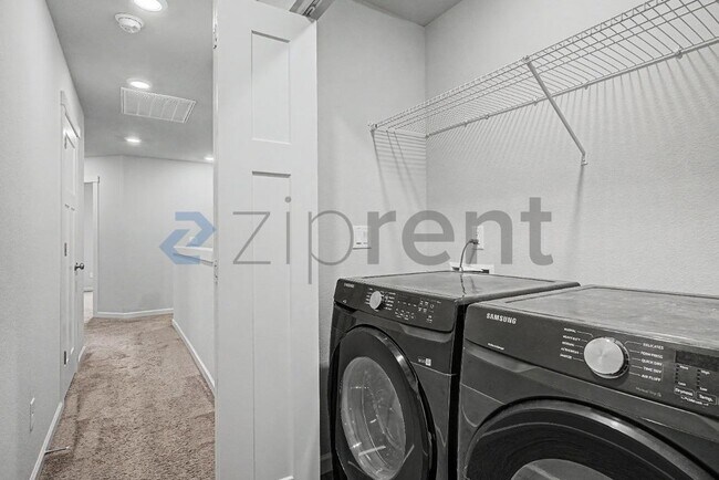 Building Photo - 4231 S Cloverhill Wy