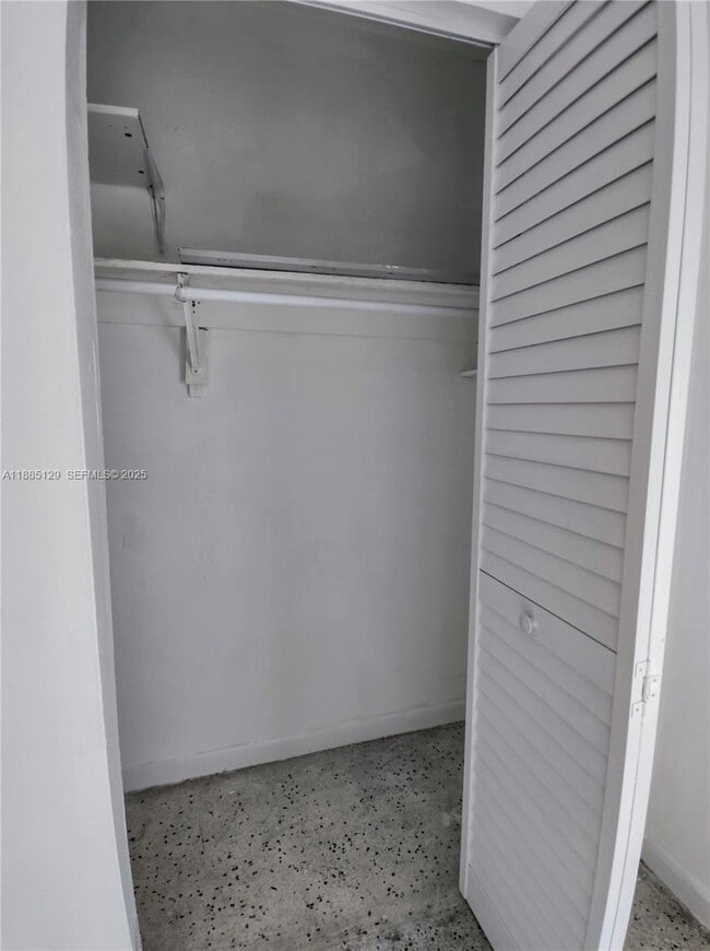 Building Photo - 921 SW 7th St