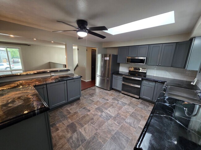 Building Photo - Beautiful Home in 5 Mile