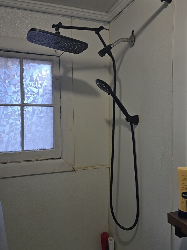 Building Photo - 2 bed 1 bath - Welcome to 409 Campbell Street