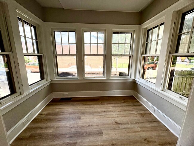 Building Photo - 3 Bedroom 1 Bathroom in York with Sunroom,...