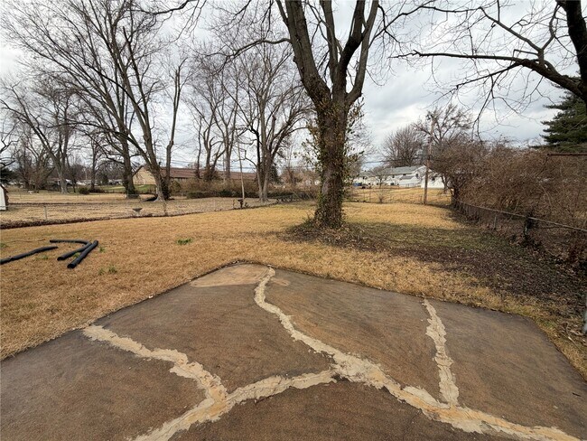 Building Photo - 1060 Loekes Dr