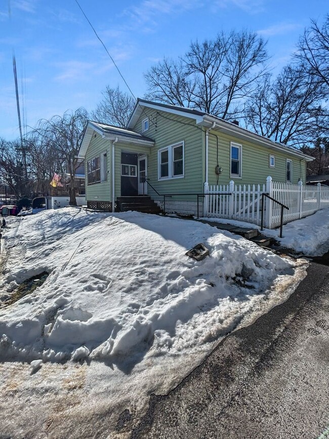 Building Photo - Welcome to this charming 2-bedroom, 1-bathroom home located in the heart of Crescent Township, PA