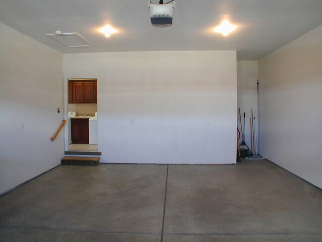 Building Photo - House For Lease