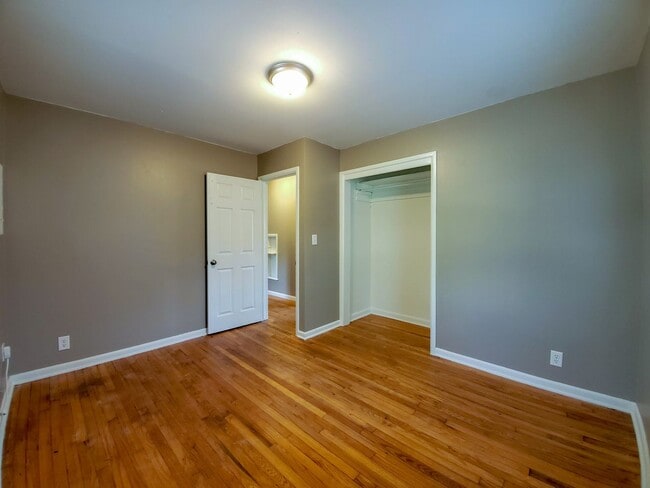 Building Photo - 2 bedroom 1 bath bungalow in Shawnee.