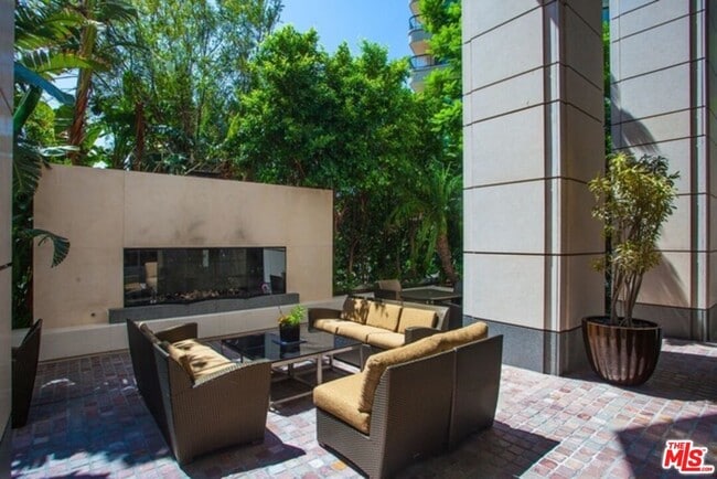 Building Photo - 10776 Wilshire Blvd
