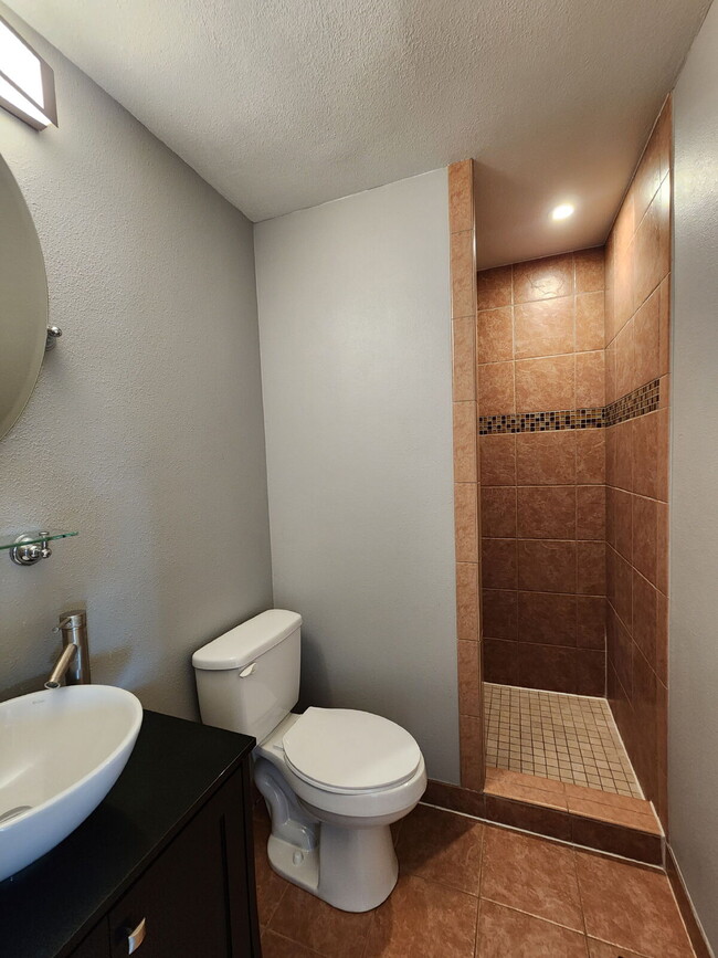 Building Photo - Beautiful 3 Bedroom Home In Great Neighborhood!