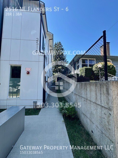 Building Photo - 2516 NE Flanders St