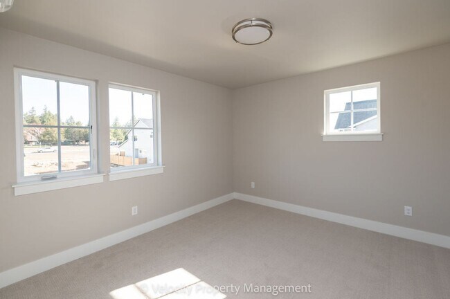 Building Photo - Brand New SE Bend Home!