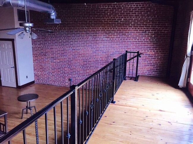 Building Photo - 115 E Tyler St