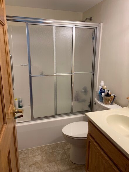 Main bathroom - 1408 3rd Ave