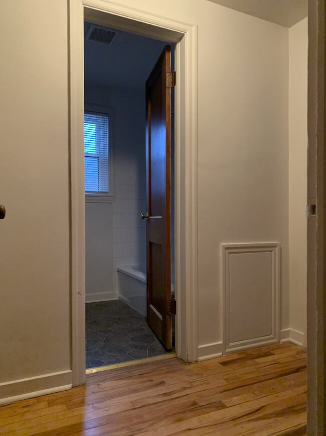 Building Photo - 2 Bedroom Duplex $1100/Month