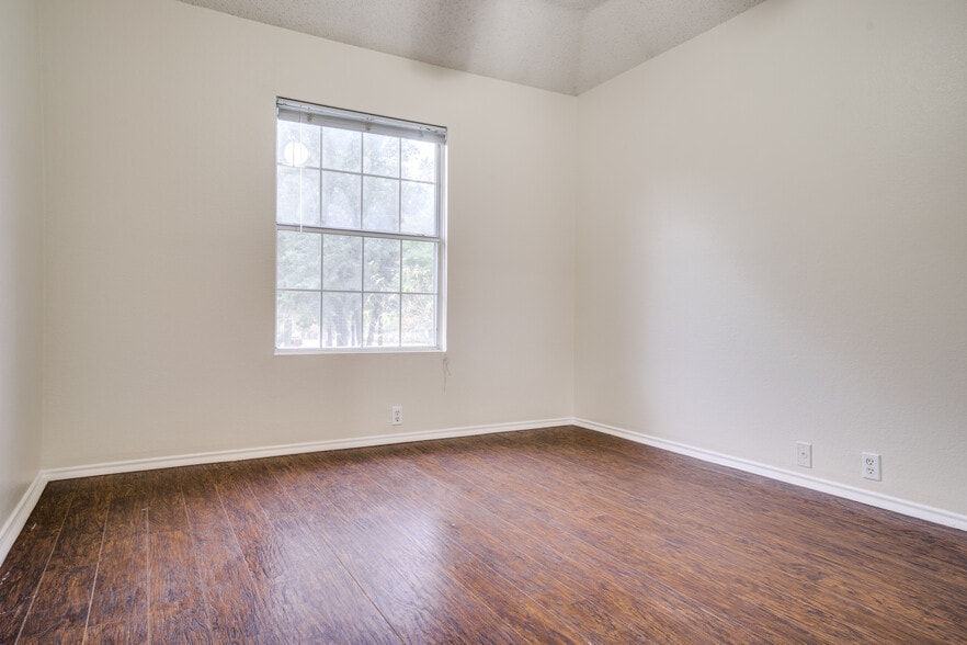 Bedroom 2 - 3607 Creekview Ct