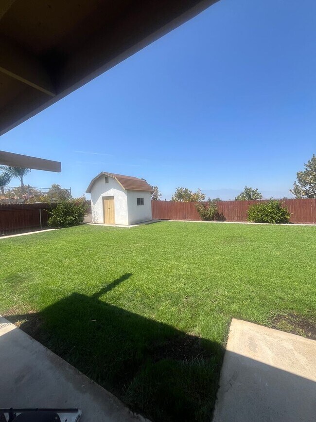 Building Photo - 613 Santa Paula St
