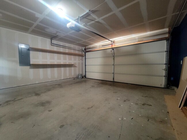 Building Photo - Spacious 3 Bedroom, 2.5 Bath Home with Garage & Tall Ceilings