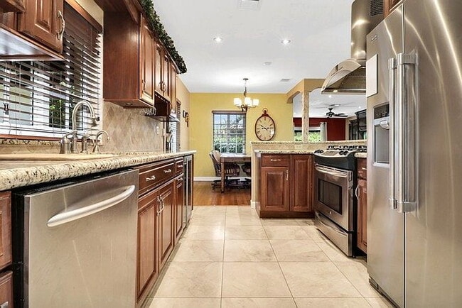 Building Photo - "Charming 2-Bed Oasis with Elegant Finishe...