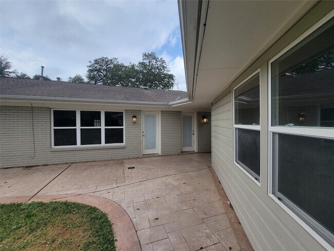 Building Photo - 1007 Blue Willow Dr