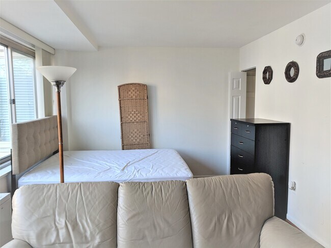 Queen size Bed - 922 24th St NW