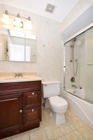 Bathroom - 20 Parkside Ct