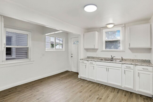 Building Photo - 657-659-659 S Burgess Ave