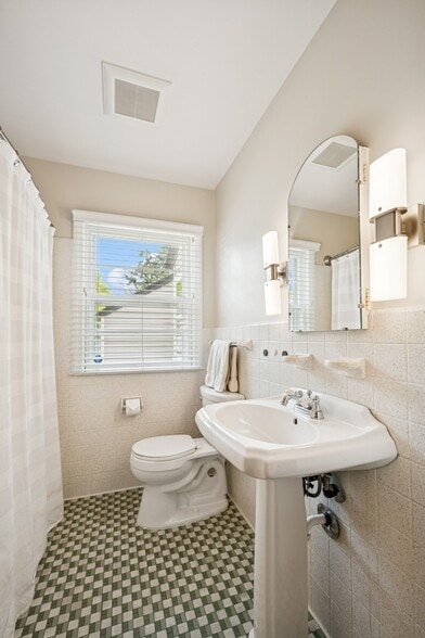 Upstairs bath w/tub & shower - 5249 Abbott Ave S
