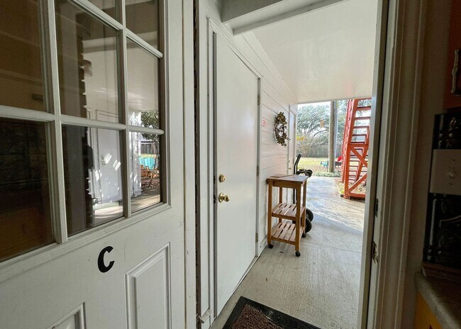 Building Photo - Available 7/1. 2 BR/2 BA in a FANTASTIC Lo...