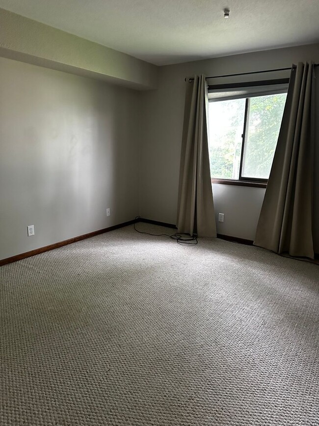 Building Photo - West Des Moines Condo for Rent