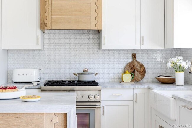 Building Photo - 48 Middle Pond Rd